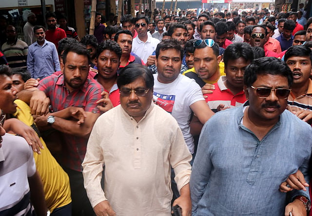 জেলা সভার প্রধান অতিথি বিএনপির কেন্দ্রীয় নেতা বরকতউল্লাহ ও রহুল কুদ্দুস তালুকদার। ছবি: সোয়েল রানা