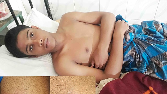 উপজেলা স্বাস্থ্য কমপ্লেক্সে চিকিৎসাধীন শিক্ষার্থী রাশিদুল। সিংড়া, নাটোর। ছবি: প্রথম আলো