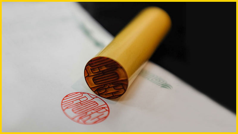 জাপানে ব্যক্তিগত সিলকে ‘হানকো’ বলে। সইয়ের কাজে ‘হানকো’ ব্যবহৃত হয়। ‘হানকো’ তৈরিতে হাতির হাড়ের এমন দণ্ড ব্যবহার করা হয়। ছবি: রয়টার্স