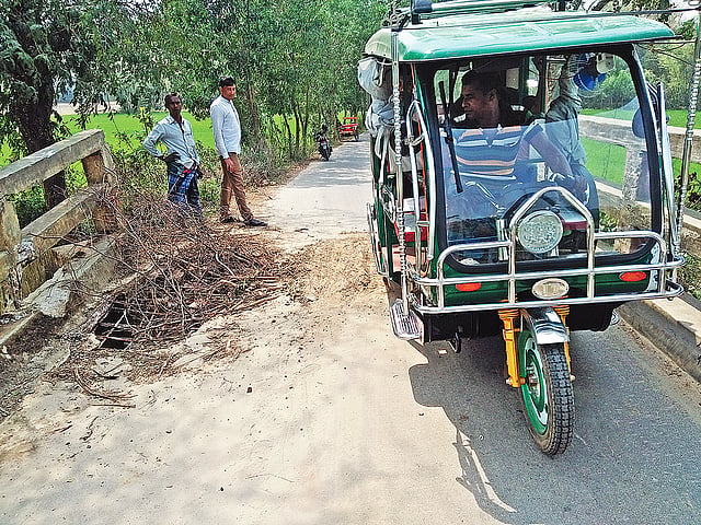 টাঙ্গাইলের মির্জাপুরের বংশীনগর খালের ওপর নির্মিত সেতুটির এক পাশ ভেঙে গেছে। গত মঙ্গলবার তোলা। প্রথম আলো