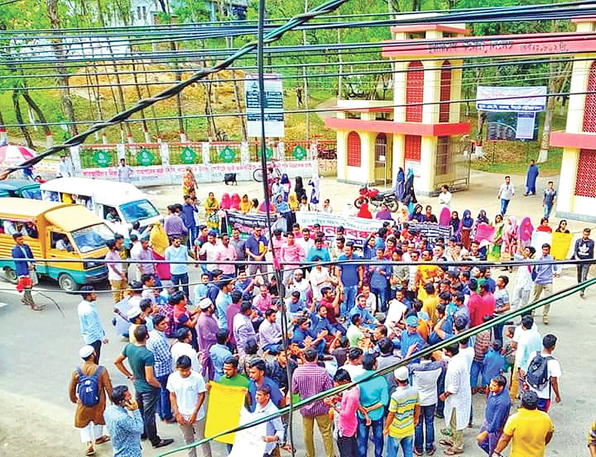 শিক্ষক সাইফুর হত্যার দ্রুত বিচারের দাবিতে সিলেট-তামাবিল মহাসড়ক অবরোধ। গতকাল দুপুরে এমসি কলেজের ফটকের সামনে।  প্রথম আলো