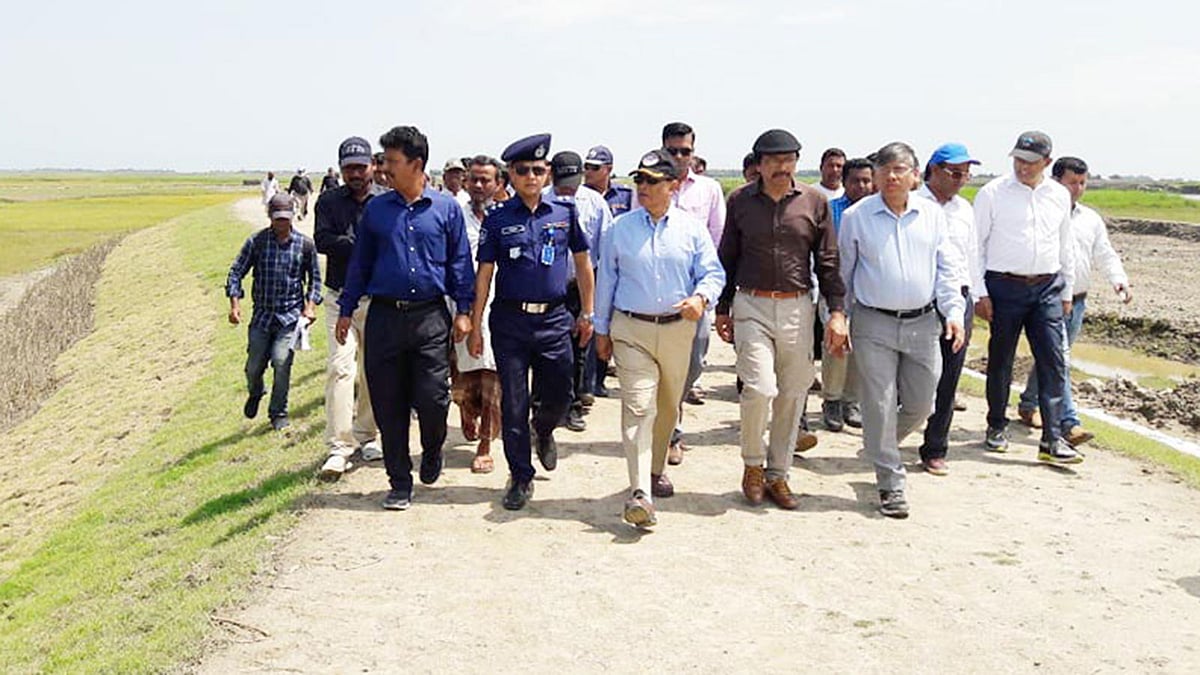 সুনামগঞ্জে হাওরের ফসল রক্ষা বাঁধের কাজ পরিদর্শন করেন পানিসম্পদ প্রতিমন্ত্রী জাহিদ ফারুক। আজ বুধবার দুপুরে জেলার জামালগঞ্জ উপজেলার পাগনার হাওরে। ছবি: প্রথম আলো