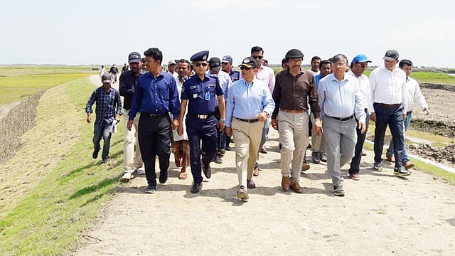 সুনামগঞ্জে হাওরের ফসল রক্ষা বাঁধের কাজ পরিদর্শন করেন পানিসম্পদ প্রতিমন্ত্রী জাহিদ ফারুক। আজ বুধবার দুপুরে জেলার জামালগঞ্জ উপজেলার পাগনার হাওরে। ছবি: প্রথম আলো