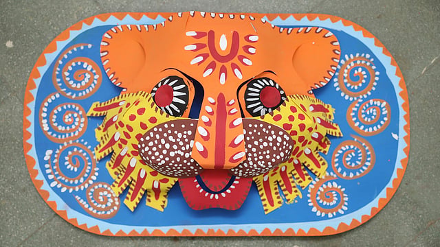 নানা রঙে রাঙানো মুখোশ।