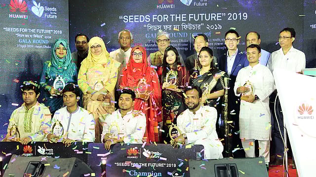 তথ্যপ্রযুক্তিমন্ত্রী মোস্তাফা জব্বার ও হুয়াওয়ে টেকনোলজিস (বাংলাদেশ) লিমিটেডের সিইও ঝাং জেংজুনের সঙ্গে নির্বাচিত ১০ ‘আইসিটি মেধাবী’ শিক্ষার্থী। ছবি: সংগৃহীত