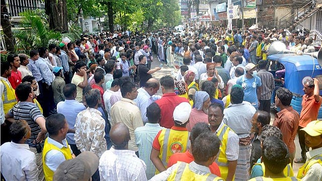 মেয়রের সঙ্গে ‘অশোভন আচরণের প্রতিবাদ এবং সহকারী প্রকৌশলীকে প্রত্যাহারের দাবিতে’ প্রেসক্লাবের সামনে মানববন্ধন করেন চট্টগ্রাম সিটি করপোরেশনের কাউন্সিলর ও কর্মকর্তা-কর্মচারীরা। ছবি: সৌরভ দাশ