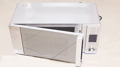 ঝটপট খাবার গরম বা রান্না করায় মাইক্রোওয়েভ ওভেন বেশ কাজের। ছবি: অধুনা