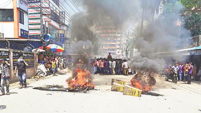 ব্রাহ্মণবাড়িয়া সদর উপজেলা পরিষদ নির্বাচনে আওয়ামী লীগের প্রার্থীর বিরুদ্ধে কাজ করার অভিযোগে প্রশাসনের বিরুদ্ধে বিক্ষোভ করেন ছাত্রলীগের নেতা-কর্মীরা। গতকাল দুপুর ১২টার দিকে ব্রাহ্মণবাড়িয়া প্রেসক্লাবের সামনের সড়কে।  ছবি: প্রথম আলো