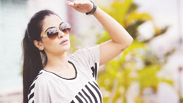 বাইরে বেরোলে রোদের হাত থেকে ত্বককে বাঁচাতে হবে। মডেল: নন্দিনী, ছবি: অধুনা