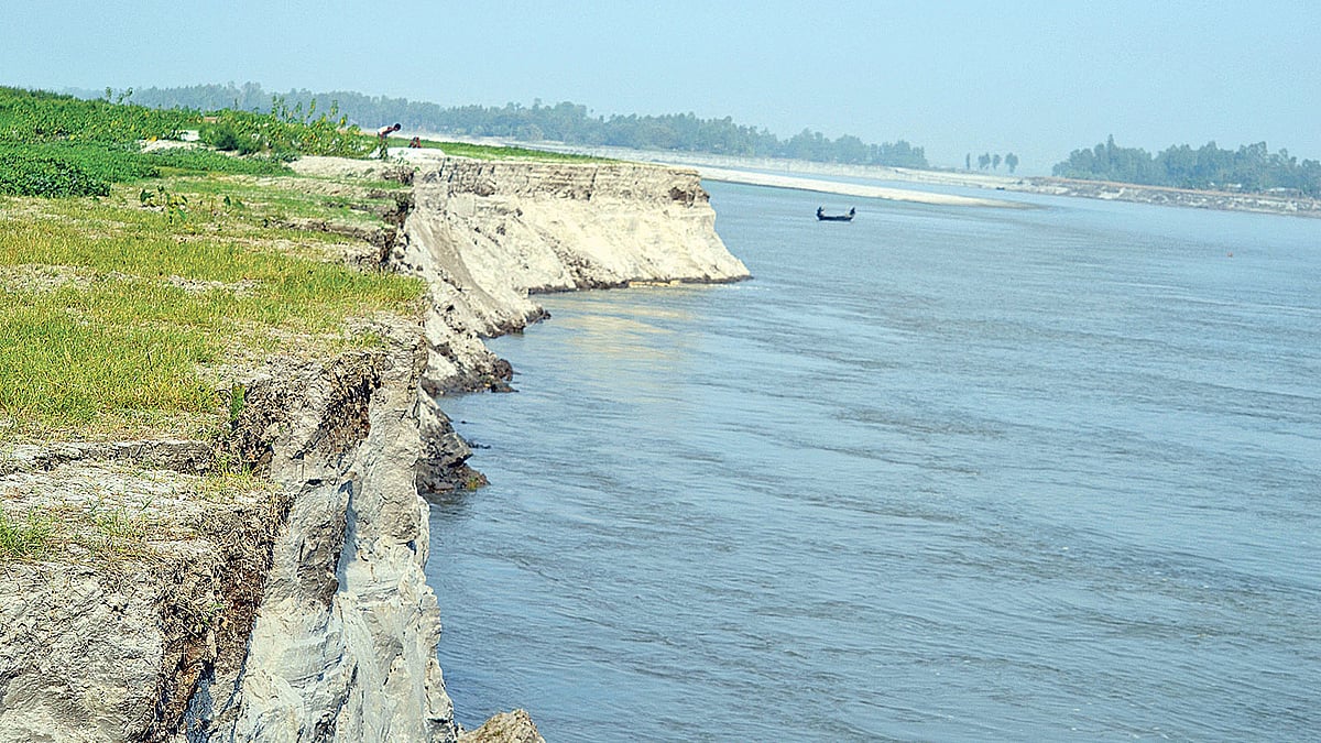 ব্রহ্মপুত্রের ভাঙনে বিলীন হয়ে যাচ্ছে কুড়িগ্রামের সদর উপজেলার প্রথম আলো চরের বিভিন্ন এলাকা। সাম্প্রতিক ছবি।  প্রথম আলো