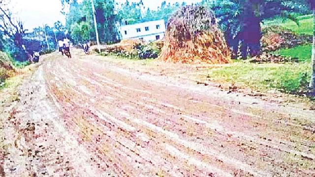 বৃষ্টিতে সিংড়া-বারুহাস সড়কে পড়ে থাকা মাটিতে কাদার স্তর পড়ে গেছে। সম্প্রতি সড়কের পেট্রোবাংলা এলাকায়।  প্রথম আলো