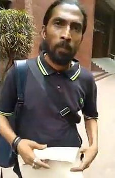 ‘আমি তো ভালা না ভালা লইয়াই থাইকো’ গানের স্বত্বের সার্টিফিকেট হাতে টিটু পাগল