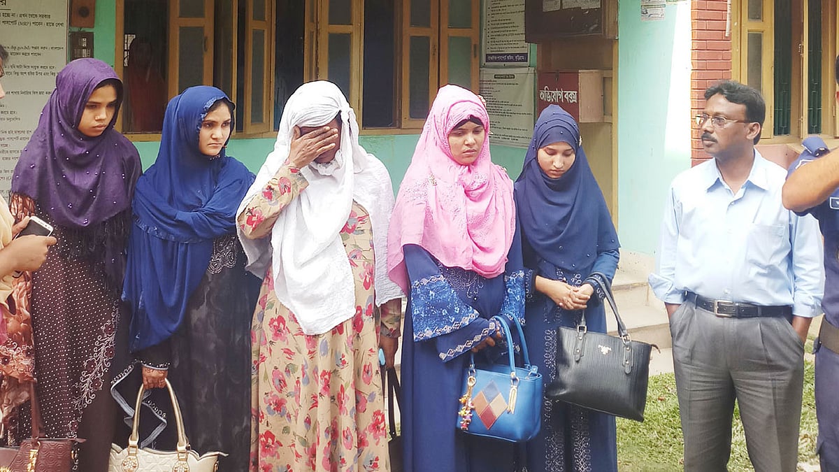 পাসপোর্ট করতে এসে চার রোহিঙ্গা নারী আটক হয়েছেন। কুড়িগ্রাম, ৩ এপ্রিল। ছবি: সংগৃহীত