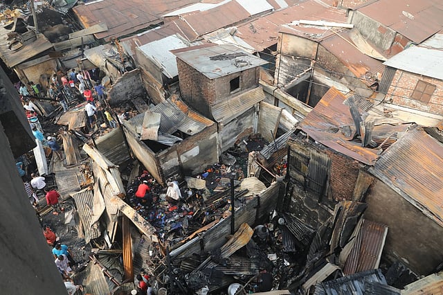 ঢাকার খিলগাঁওয়ে উড়ালসেতুর নিচে কামারপট্টি বাজারে গতকাল বুধবার দিবাগত রাত তিনটার দিকে আগুন লেগেছে। আজ বৃহস্পতিবার ভোরে ফায়ার সার্ভিস আগুন নিয়ন্ত্রণে নিয়ে আসে। ছবি: আবদুস সালাম