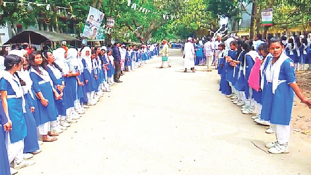 ঝিনাইদহের শৈলকুপা পাইলট বালিকা উচ্চবিদ্যালয়ের প্রধান শিক্ষিকার অপসারণ ও গ্রেপ্তারের দাবিতে গতকাল শিক্ষার্থীদের মানববন্ধন।  প্রথম আলো
