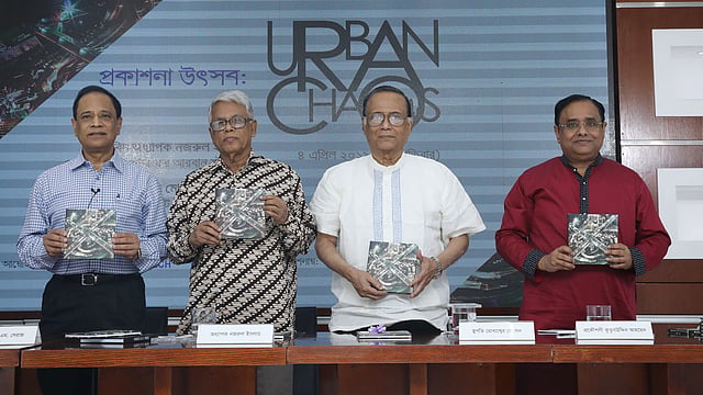 ‘আরবান কেওয়াস’ বই হাতে অতিথিরা। পান্থপথ, ঢাকা, ৪ এপ্রিল। ছবি: প্রথম আলো
