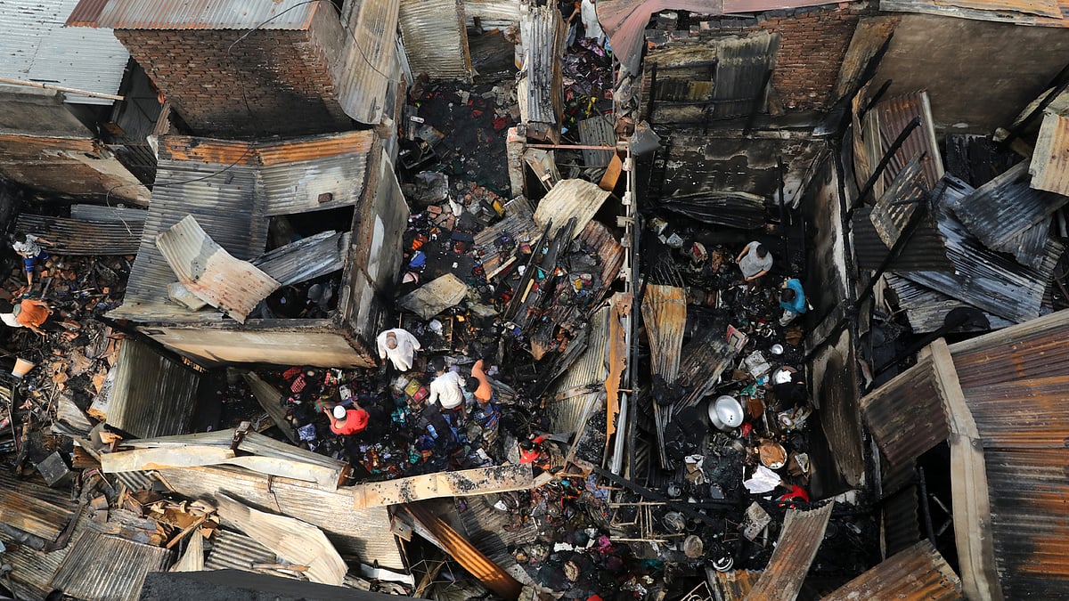 আগুনে পুড়ে গেছে বেশ কিছু টিনশেড দোকান।