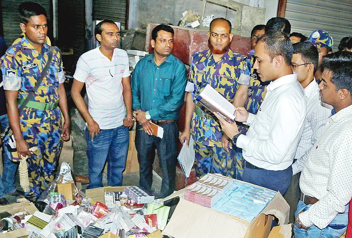 নকল ওষুধ জব্দ ও দুজনকে জেল-জরিমানা। গতকাল বিকেলে বগুড়া শহরের খান মার্কেটের  চতুর্থ তলায়।  ছবি: প্রথম আলো