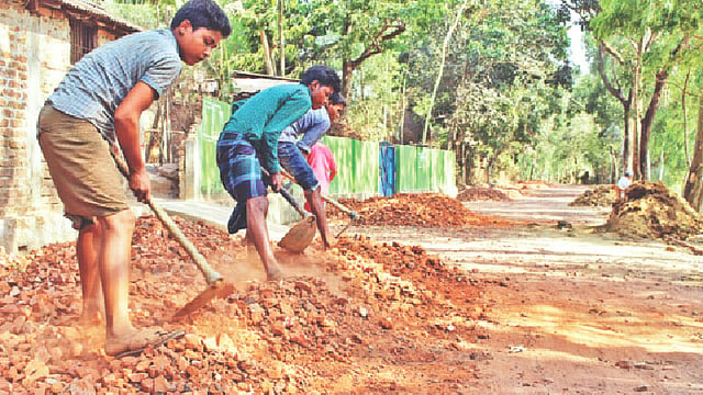 কক্সবাজারের পেকুয়া উপজেলার চড়াপাড়া-বারবাকিয়া বাজার পর্যন্ত সড়ক সংস্কারকাজে ব্যবহার করা হচ্ছে নিম্নমানের সামগ্রী। গতকাল দুপুরে এতিমখানা এলাকায়। প্রথম আলো