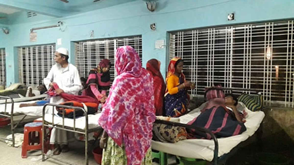 মৌমাছির কামড়ে অসুস্থ ব্যক্তিরা হাসপাতালে চিকিৎসাধীন