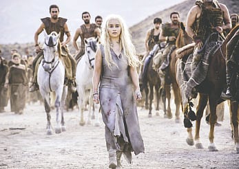 ‘গেম অব থ্রোনস’ সিরিজে ডেনেরিস টারগেরিয়ান চরিত্রে এমিলিয়া ক্লার্ক