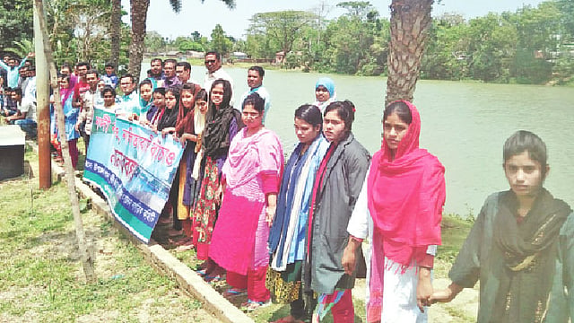 শেরপুরের নালিতাবাড়ীতে ‘নদী বাঁচাও, নালিতাবাড়ী বাঁচাও’ দাবিতে মানববন্ধন হয়। গতকাল শহরের শহীদ সার্জন আহাদ স্মৃতি প্রাঙ্গণে।  প্রথম আলো