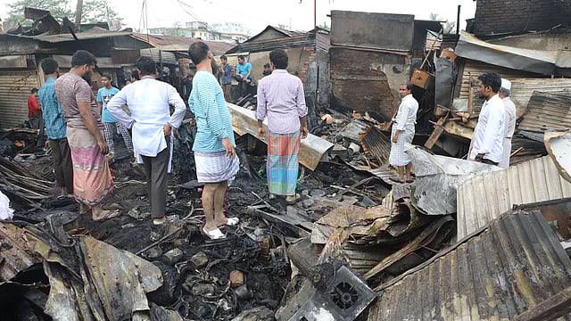 আজ ভোর পাঁচটার দিকে আগুন নিয়ন্ত্রণে আসে।