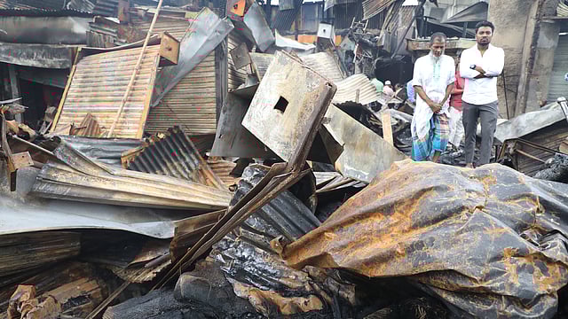 ঠিক কতগুলো দোকান পুড়ে গেছে প্রাথমিকভাবে জানা যায়নি।