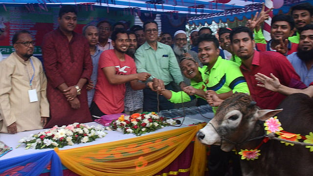 মাটিডালি ক্রীড়া চক্র আয়োজিত টি-টোয়েন্টি ক্রিকেট টুর্নামেন্টে চ্যাম্পিয়ন ঝোপগাড়ি স্পোর্টিং ক্লাবের দলীয় ম্যানেজারের হাতে পুরস্কার তুলে দেন জাতীয় দলের ক্রিকেটার মুশফিকুর রহিম। মাটিডালি, বগুড়া সদর, ৪ এপ্রিল। ছবি: সোয়েল রানা