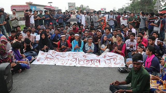 বরিশাল বিশ্ববিদ্যালয়ের উপাচার্যের পদত্যাগের দাবিতে শিক্ষার্থীরা প্রায় এক ঘণ্টা বরিশাল-কুয়াকাটা মহাসড়ক অবরোধ করেন। ছবি: সাইয়ান