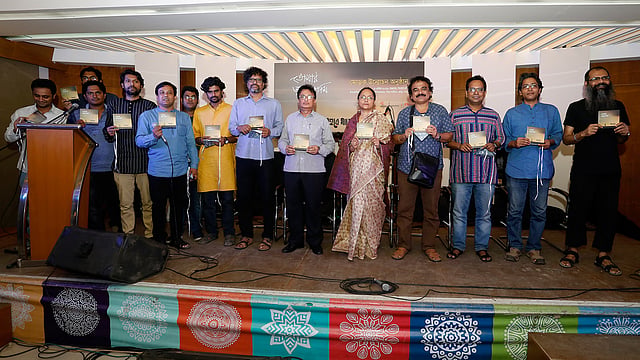 ‘শহুরে গায়েন’-এর প্রথম অ্যালবাম ‘তোমার জন্য থামি’র মোড়ক উন্মোচন করা হয় বিশ্বসাহিত্য কেন্দ্র মিলনায়তনে। মোড়ক উন্মোচন করেন সন্ত্রাসীদের হাতে প্রাণ হারানো কিশোর তানভীর মুহাম্মদ ত্বকীর মা রওনক রেহানা, বাবা রফিউর রাব্বিসহ অতিথি ও দলটির শিল্পীরা। বাংলামোটর, ঢাকা, ৫ এপ্রিল। ছবি: দীপু মালাকার