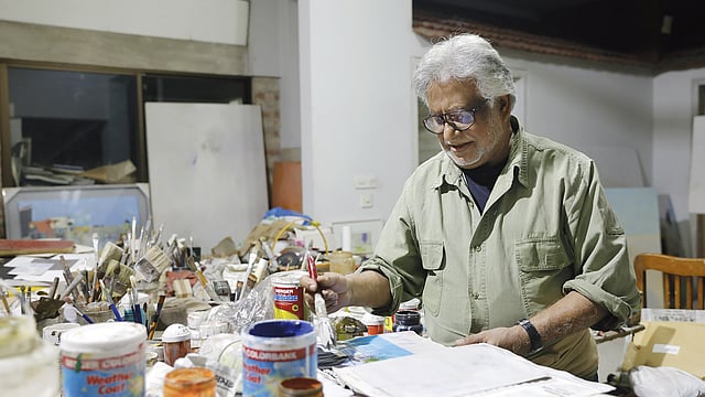 নিজের স্টুডিওতে মনিরুল ইসলাম। ছবি খালেদ সরকার