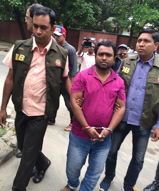 শিক্ষার্থী আবরাব আহমদকে চাপা দেওয়া সুপ্রভাত পরিবহনের বাসের মালিক ননী গোপালকে রিমান্ডে নিয়েছে পুলিশ। ছবি: প্রথম আলো