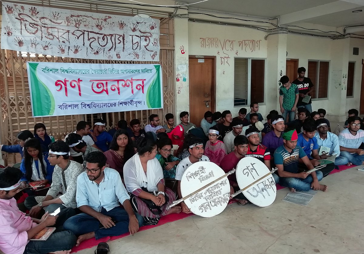 আন্দোলন অব্যাহত রেখেছে শিক্ষার্থীরা। ছবি: সাইয়ান