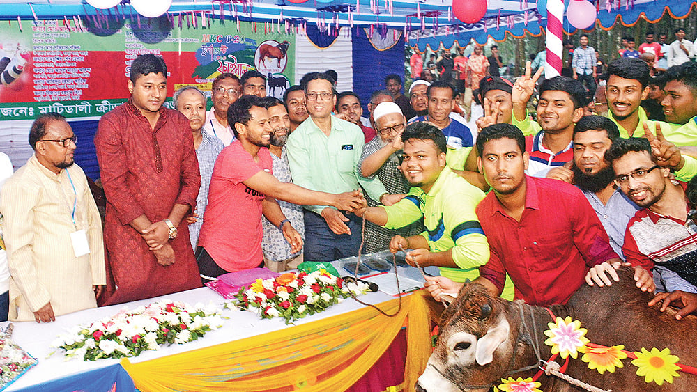 মাটিডালি ক্রীড়াচক্র টুর্নামেন্টের ফাইনাল খেলায় বিজয়ী দলকে পুরস্কার হিসেবে গরু দেওয়া হয়। ওই পুরস্কার তুলে দিচ্ছেন মুশফিকুর রহিম।