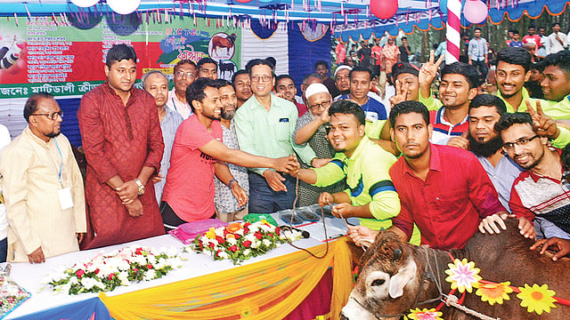 মাটিডালি ক্রীড়াচক্র টুর্নামেন্টের ফাইনাল খেলায় বিজয়ী দলকে পুরস্কার হিসেবে গরু দেওয়া হয়। ওই পুরস্কার তুলে দিচ্ছেন মুশফিকুর রহিম।