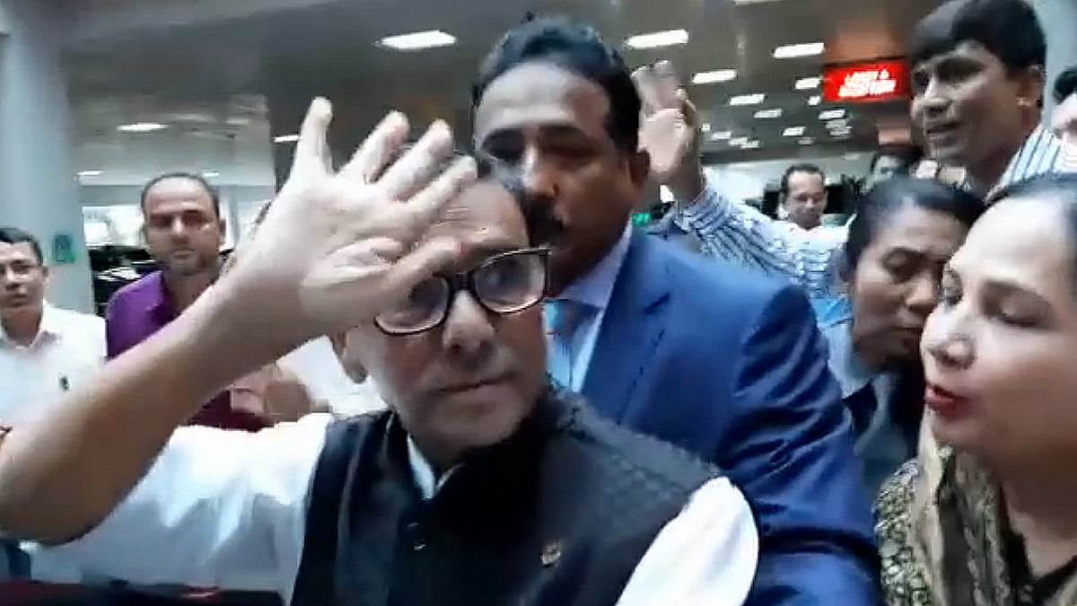 সিঙ্গাপুরের মাউন্ট এলিজাবেথ হাসপাতাল থেকে ছাড়পত্র দেওয়া হয়েছে ওবায়দুল কাদেরকে । ছবি: ভিডিও থেকে নেওয়া