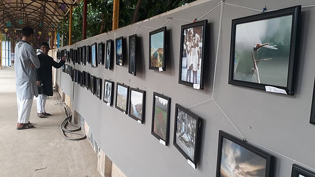 উৎসবে চলছে আলোকচিত্র প্রদর্শনী। বিভিন্ন স্কুল–কলেজের শিক্ষার্থীদের ছবি প্রদর্শনীতে স্থান পেয়েছে। বেইলি রোড, ঢাকা, ৫ এপ্রিল। ছবি: প্রথম আলো