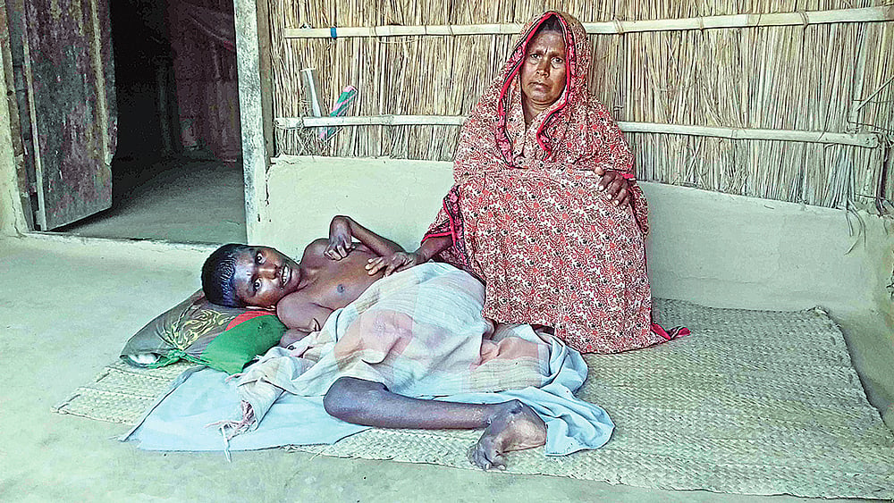 প্রতিবন্ধী সন্তানের পাশে মাহফুজা বেগম। প্রথম আলো