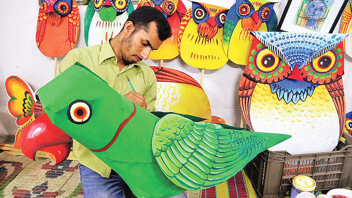 চলছে মঙ্গল শোভাযাত্রার প্রস্তুতি। টিয়া পাখি, হাতি, ঘোড়া, বাঘ, মাছ, ময়ূর, ঘুড়িসহ বিভিন্ন মুখোশ তৈরিতে ব্যস্ত শিল্পীরা। গতকাল বিকেলে যশোরের চারুতীর্থ ক্রিয়েটিভ আর্ট স্কুলে। প্রথম আলো