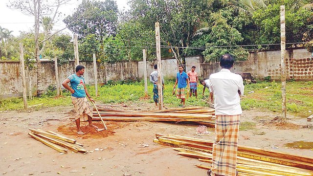 নান্দাইলে জমি দখল করে আওয়ামী লীগের কার্যালয় নির্মাণ করা হচ্ছে।  প্রথম আলো