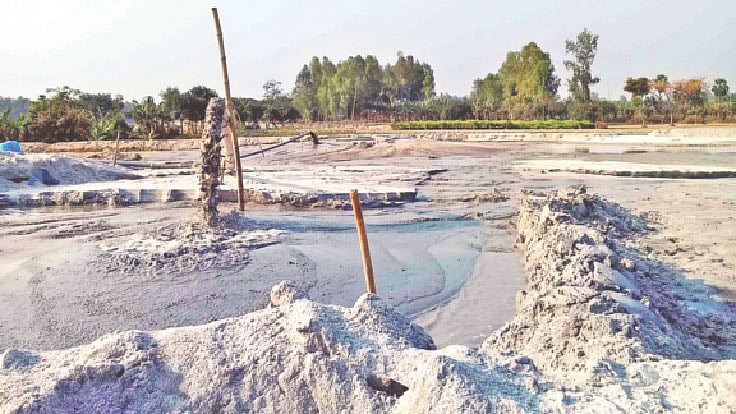 আত্রাই নদে যন্ত্রের সাহায্যে বালু তোলা হচ্ছে। গত বৃহস্পতিবার নওগাঁর মহাদেবপুর উপজেলার শিবপুর এলাকায়। ছবি: প্রথম আলো
