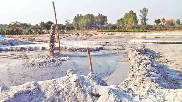 আত্রাই নদে যন্ত্রের সাহায্যে বালু তোলা হচ্ছে। গত বৃহস্পতিবার নওগাঁর মহাদেবপুর উপজেলার শিবপুর এলাকায়।  ছবি: প্রথম আলো