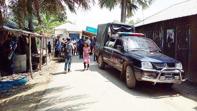 নাটোরের গুরুদাসপুরের হরদমা গ্রামে মোমিন আলী সরদারের ওপর হামলার ঘটনায় এলাকায় পুলিশ মোতায়েন করা হয়েছে। ৭ এপ্রিল, রোববার, নাটোর। ছবি: আনিসুর রহমান