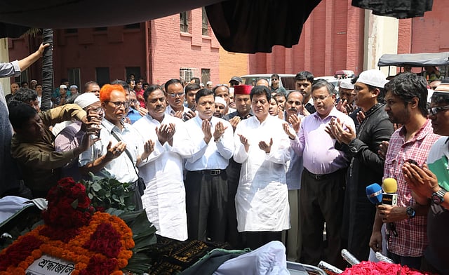 প্রয়াত টেলি সামাদের আত্মার শান্তি কামনা করে মোনাজাত করা হয়। ছবি: প্রথম আলো