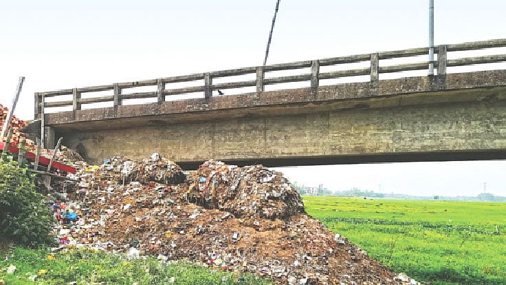 ভৈরবে বিলের এক পাশে পৌরসভার বর্জ্য ফেলা হচ্ছে। এতে বিলটি সংকোচিত হচ্ছে। ছবিটি গত বৃহস্পতিবার তোলা। ছবি: প্রথম আলো
