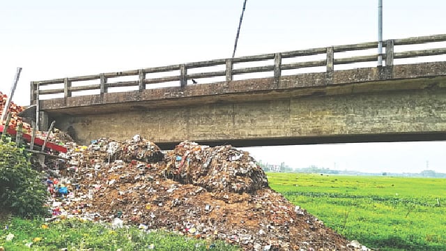 ভৈরবে বিলের এক পাশে পৌরসভার বর্জ্য ফেলা হচ্ছে। এতে বিলটি সংকোচিত হচ্ছে। ছবিটি গত বৃহস্পতিবার তোলা।  ছবি: প্রথম আলো