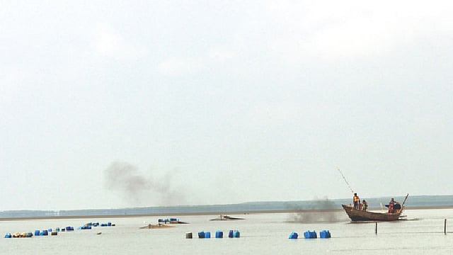 চলছে জাটকা সংরক্ষণ অভিযান। নিষেধাজ্ঞা উপেক্ষা করে নদীতে প্রকাশ্যে অবৈধ জাল পেতে মাছ ও পোনা ধরা হচ্ছে। গত ৩১ মার্চ ভোলার তজুমদ্দিনে মেঘনা থেকে।  ছবি: প্রথম আলো