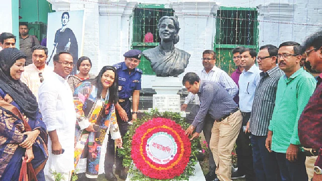 জন্মবার্ষিকীতে সুচিত্রা সেনের ম্যুরালে পুষ্পস্তবক অর্পণ। গতকাল সকালে পাবনা শহরের হেমসাগর লেন সুচিত্রার পৈতৃক বাড়িতে।  ছবি: প্রথম আলো