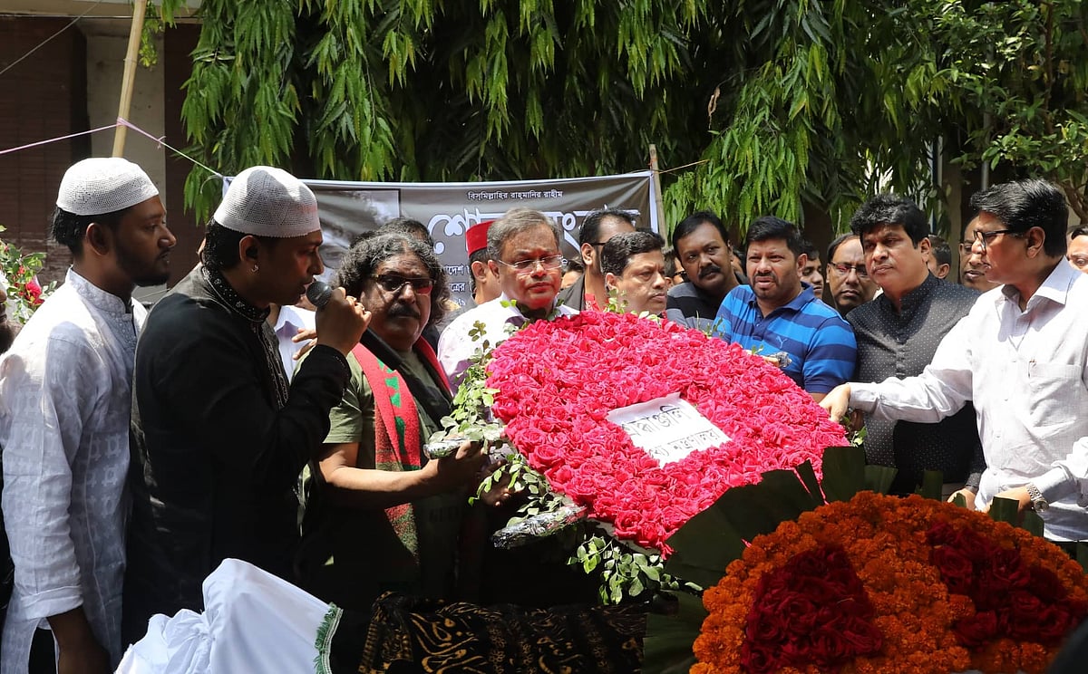 এফডিসিতে টেলি সামাদের মরদেহে ফুল দিয়ে শ্রদ্ধা জানান তথ্যমন্ত্রী হাছান মাহমুদ। ছবি: আবদুস সালাম